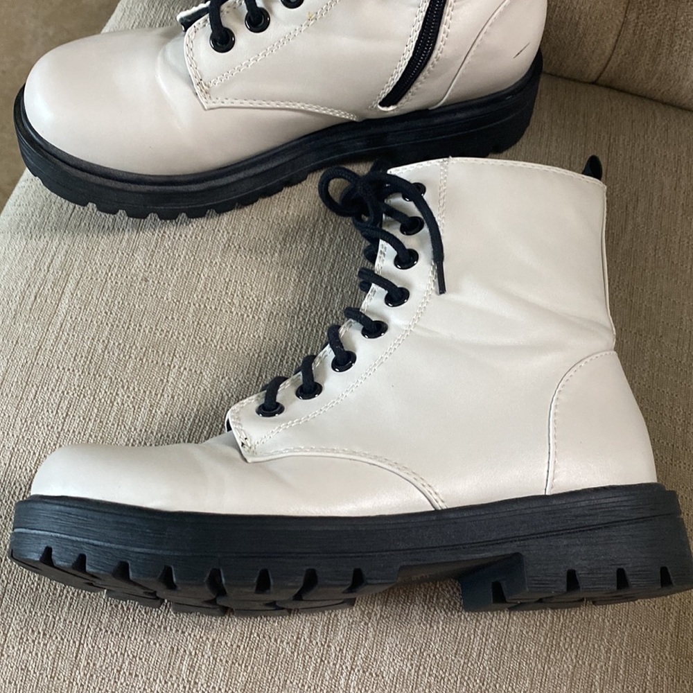 Unr8ed EUC White & Black Lace Up Zip Closure Beautiful Combat Boots - Sz 10 - Picture 3 of 16